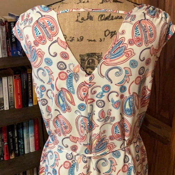 White Floral Sleeveless Dress with Tieable Belt - Picture 3 of 8